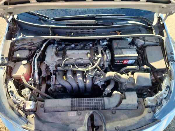 2020 TOYOTA COROLLA LE — Engine bay