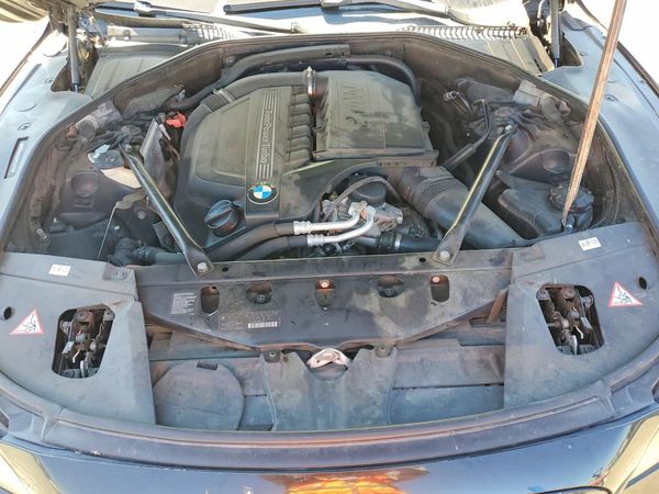 2013 BMW 7 SERIES — Engine bay