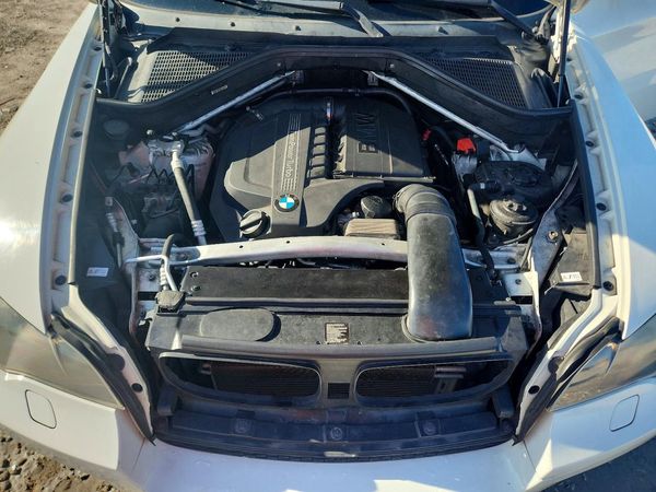 2014 BMW X6 xDrive35i — Engine bay