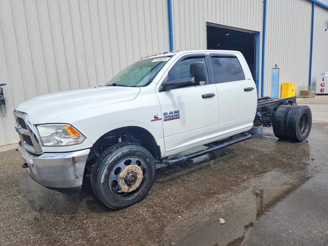 2017 RAM 3500 CREW CAB CHASSIS 4X4 — Front 3/4