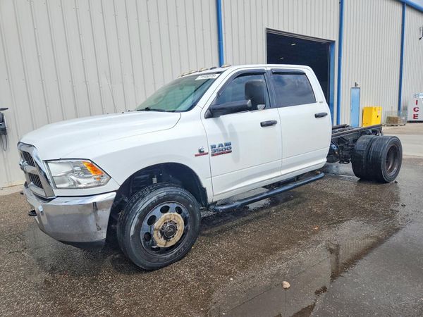 2017 RAM 3500 CREW CAB CHASSIS 4X4 — Front 3/4