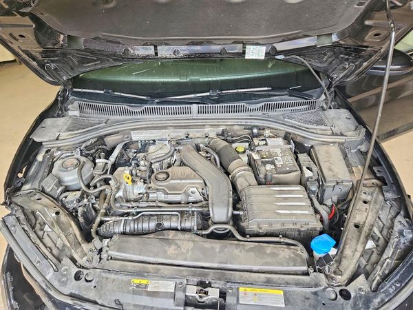 2025 VOLKSWAGEN JETTA SE — Engine bay