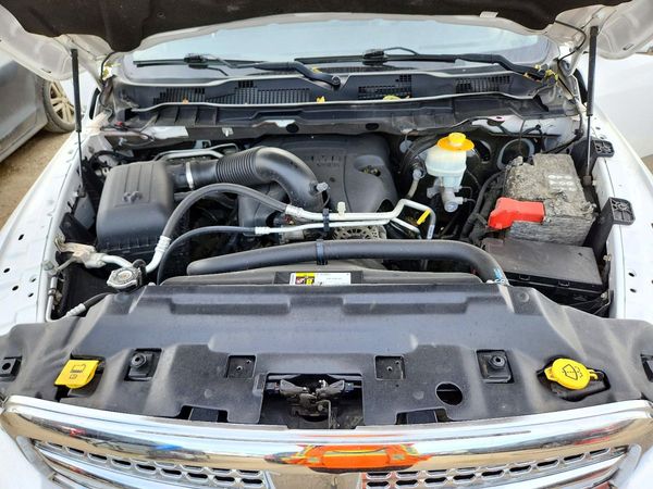 2014 RAM 1500 Laramie — Engine bay