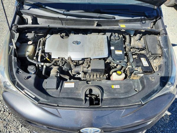 2017 TOYOTA PRIUS — Engine bay
