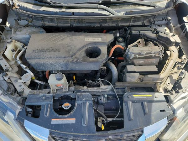 2018 NISSAN ROGUE — Engine bay