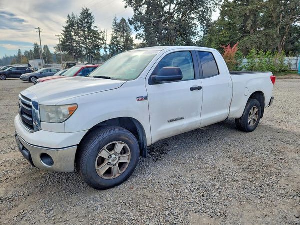 2013 TOYOTA TUNDRA SR5 — Front 3/4
