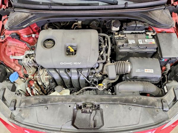 2018 HYUNDAI ELANTRA — Engine bay