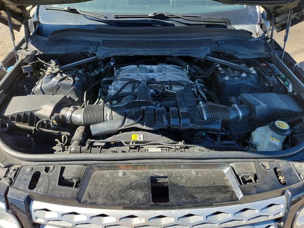 2014 LAND ROVER RANGEROVER HSE — Engine bay
