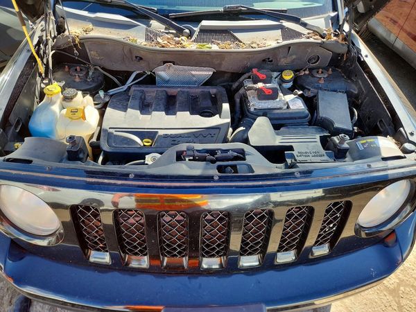 2014 JEEP PATRIOT Latitude — Engine bay