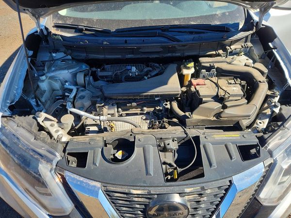2020 NISSAN ROGUE — Engine bay
