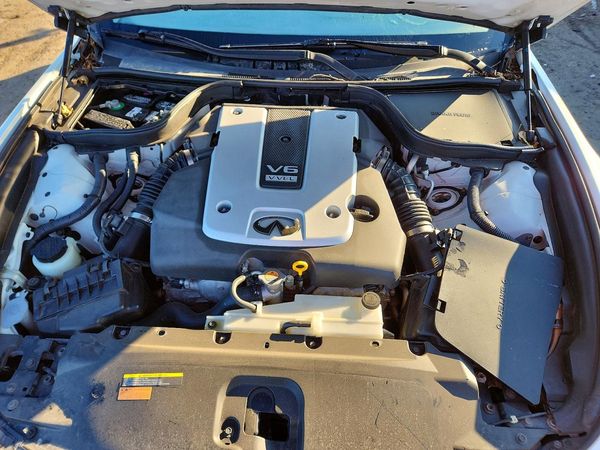 2013 INFINITI G37 — Engine bay