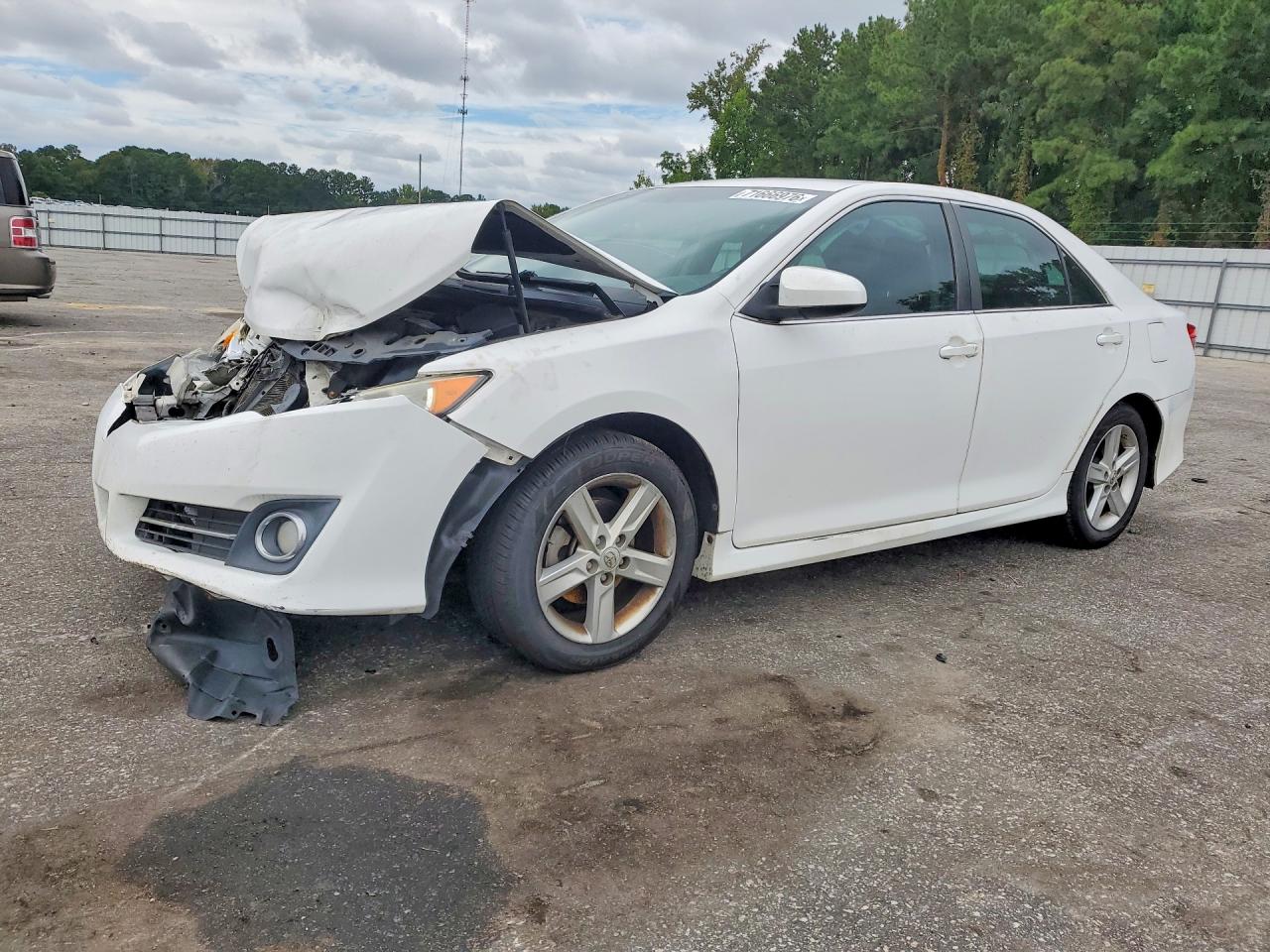 2014 TOYOTA CAMRY — Front 3/4