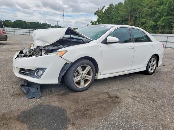 2014 TOYOTA CAMRY — Front 3/4
