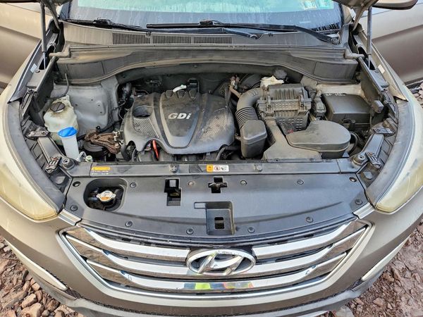 2013 HYUNDAI SANTA FE — Engine bay