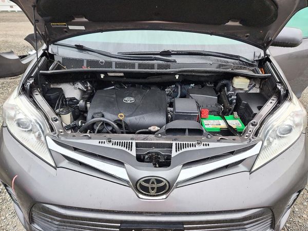 2018 TOYOTA SIENNA — Engine bay