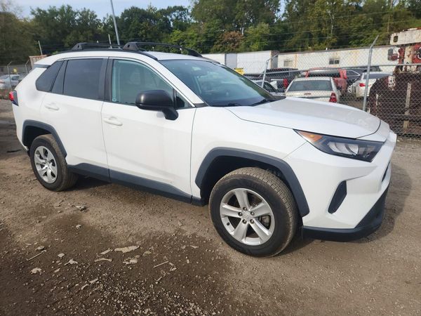 2019 TOYOTA RAV4 LE — Passenger 3/4