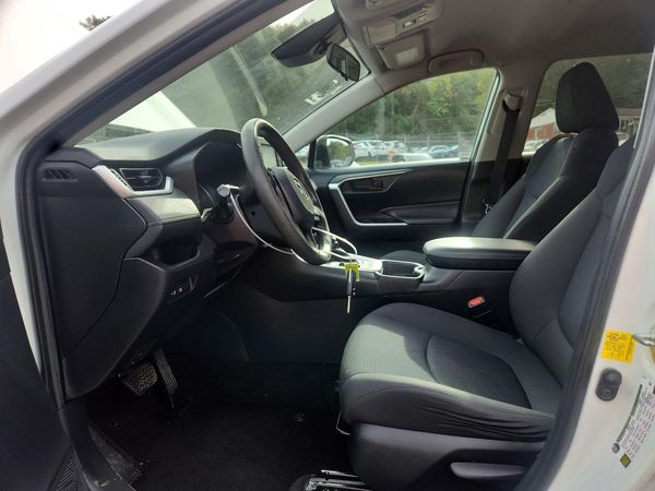 2019 TOYOTA RAV4 LE — DENT