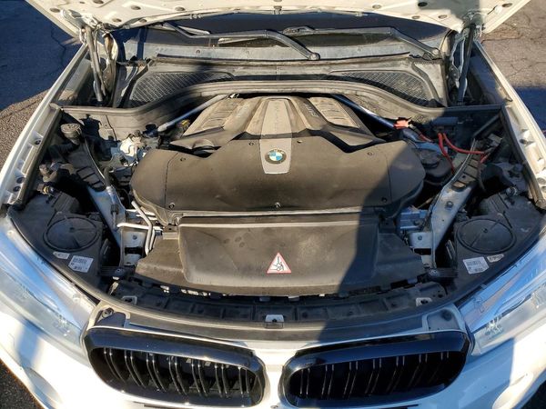 2015 BMW X5 xDrive50i — Engine bay