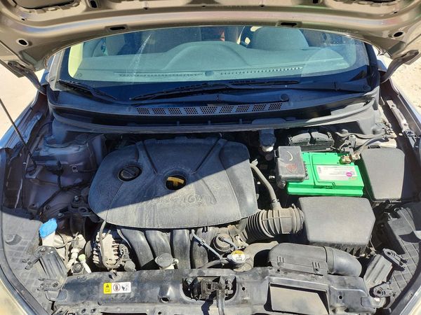 2013 HYUNDAI ELANTRA — Engine bay