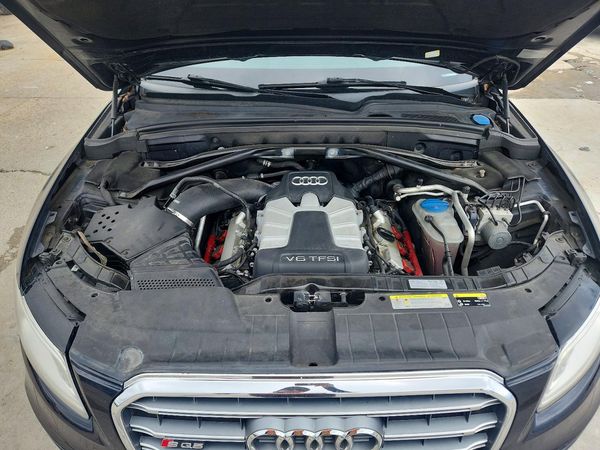2014 AUDI Q5 Premium Plus — Engine bay