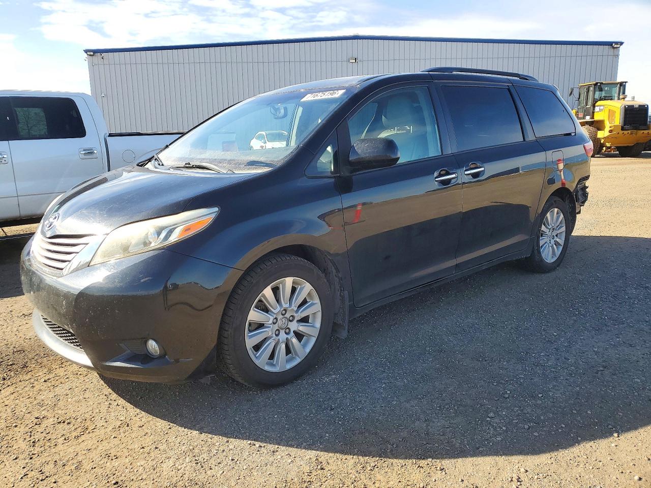 2015 TOYOTA SIENNA — Front 3/4