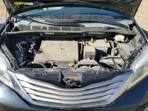 2015 TOYOTA SIENNA — Engine bay