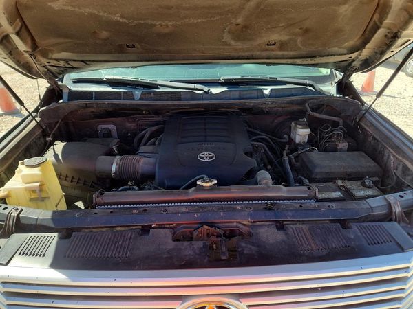 2014 TOYOTA TUNDRA SR5 — Engine bay