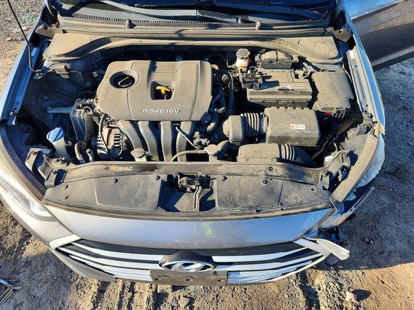 2017 HYUNDAI ELANTRA SE Base — Engine bay
