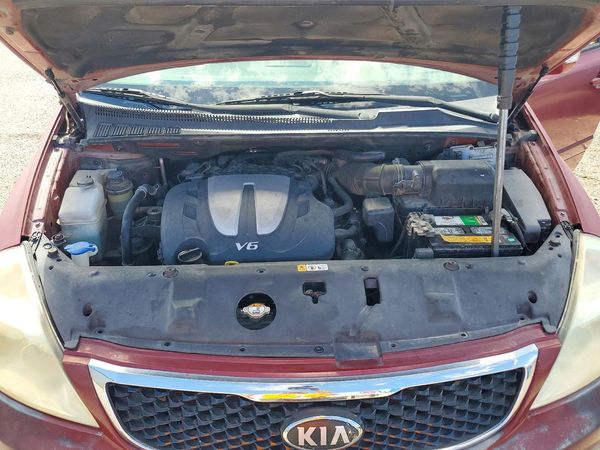 2014 KIA SEDONA GL — Engine bay
