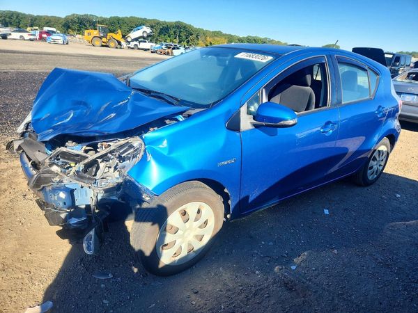 2014 TOYOTA PRIUS — Front 3/4