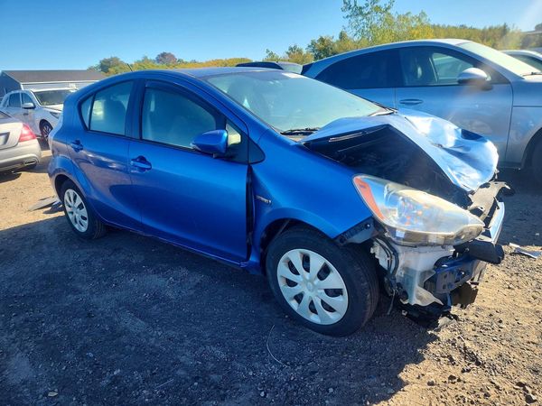 2014 TOYOTA PRIUS — Passenger 3/4