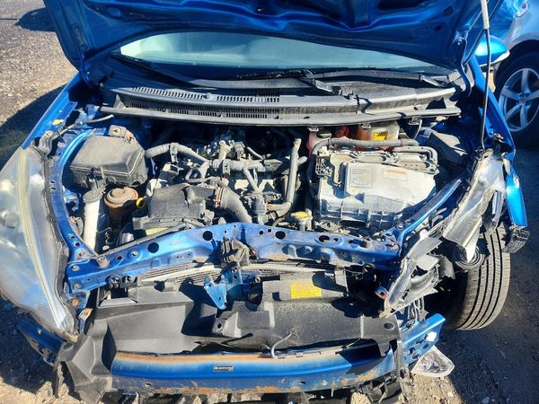 2014 TOYOTA PRIUS — Engine bay