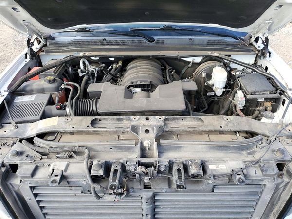 2019 CHEVROLET SUBURBAN LT — Engine bay