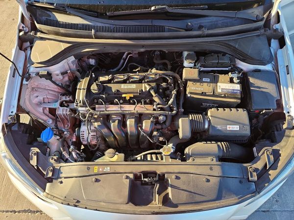 2018 HYUNDAI ELANTRA — Engine bay