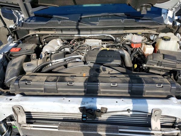 2022 CHEVROLET SILVERADO High Country — Engine bay
