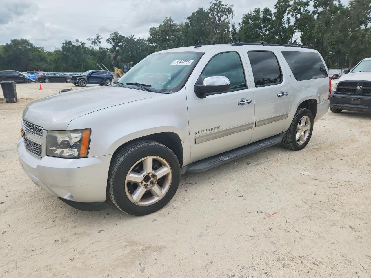 2014 CHEVROLET SUBURBAN LT — Front 3/4