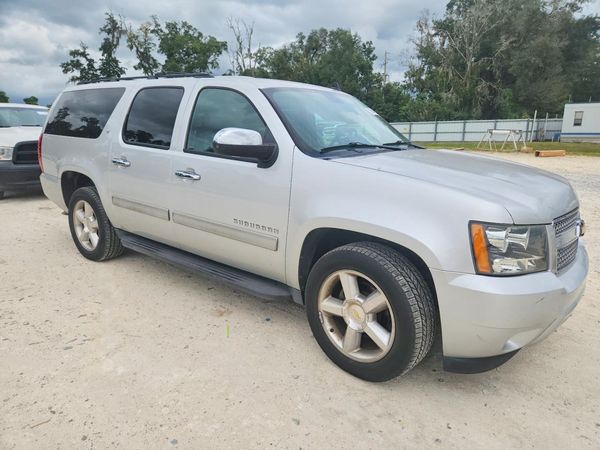 2014 CHEVROLET SUBURBAN LT — Passenger 3/4