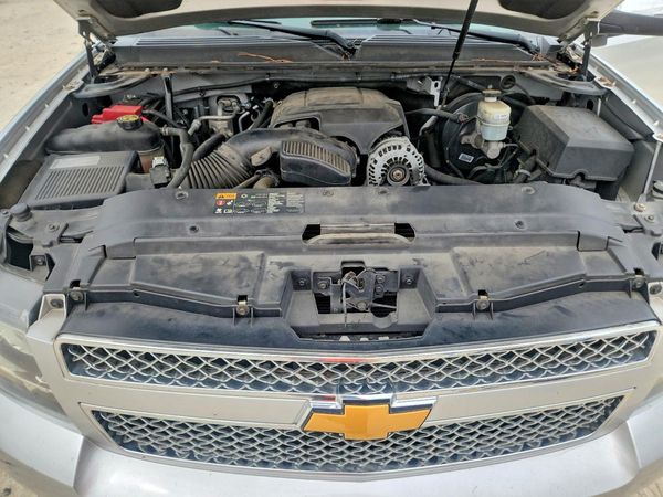 2014 CHEVROLET SUBURBAN LT — Engine bay
