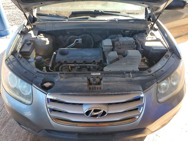 2012 HYUNDAI SANTA FE GL(Middle-low ) — Engine bay