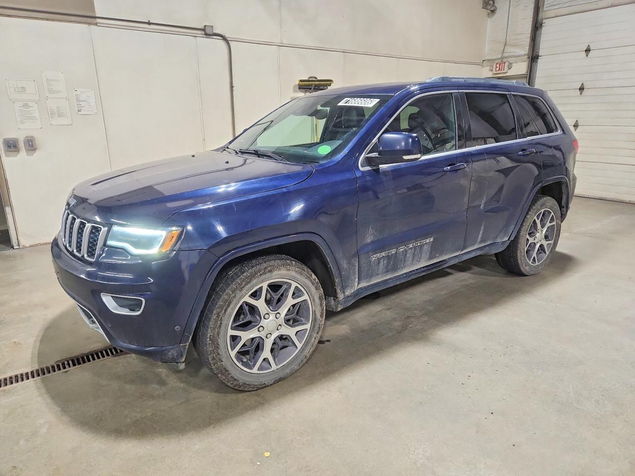 2018 JEEP GRAND CHEROKEE Limited — Front 3/4