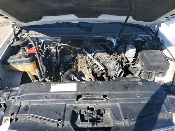 2012 CHEVROLET TAHOE LT — Engine bay