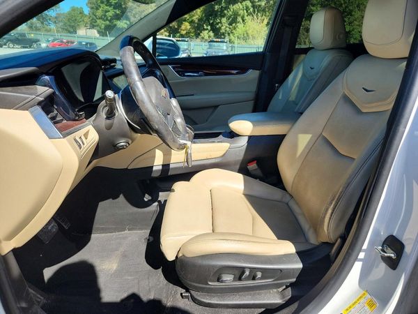 2017 CADILLAC XT5 Luxury — DENT