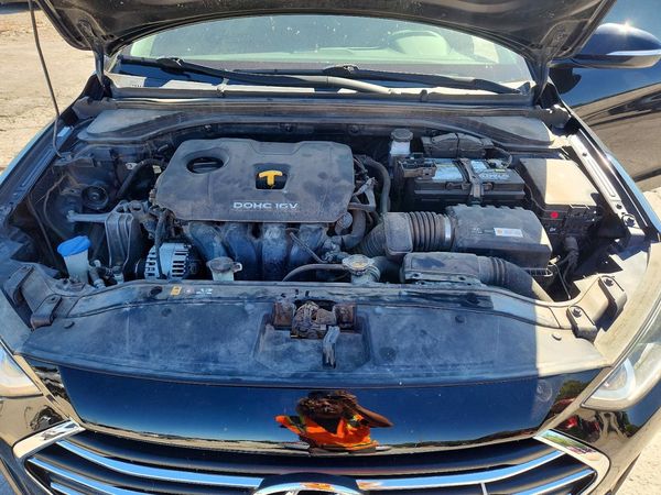 2017 HYUNDAI ELANTRA — Engine bay