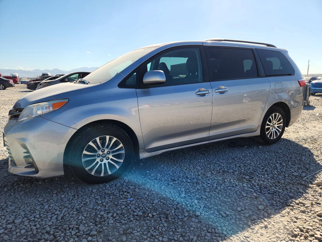 2018 TOYOTA SIENNA — Front 3/4