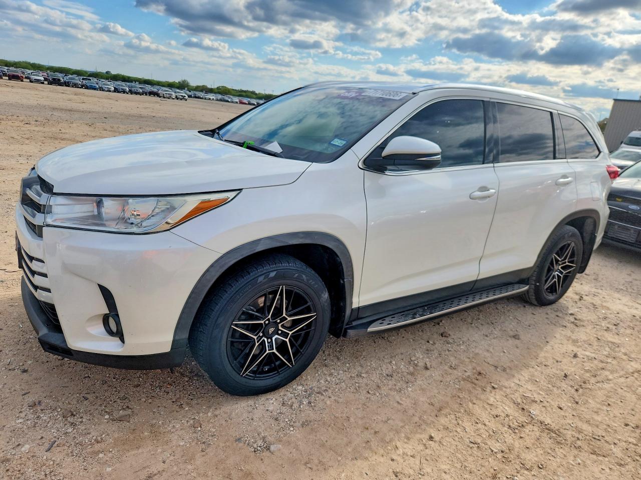 2019 TOYOTA HIGHLANDER SE/XLE — Front 3/4