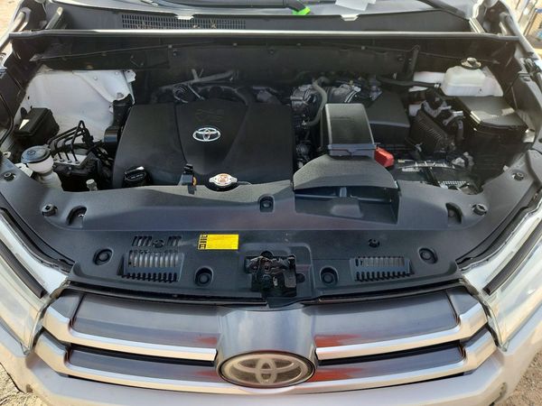 2019 TOYOTA HIGHLANDER SE/XLE — Engine bay