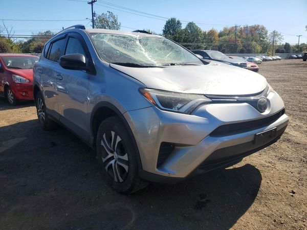 2018 TOYOTA RAV4 LE — Passenger 3/4
