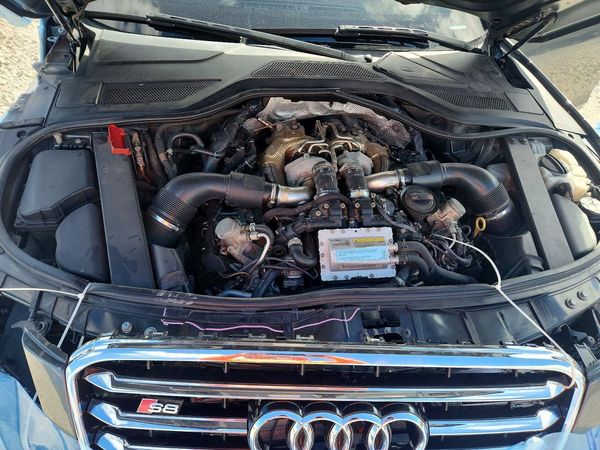 2013 AUDI S8 — Engine bay