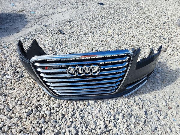 2013 AUDI S8 — LOOS
