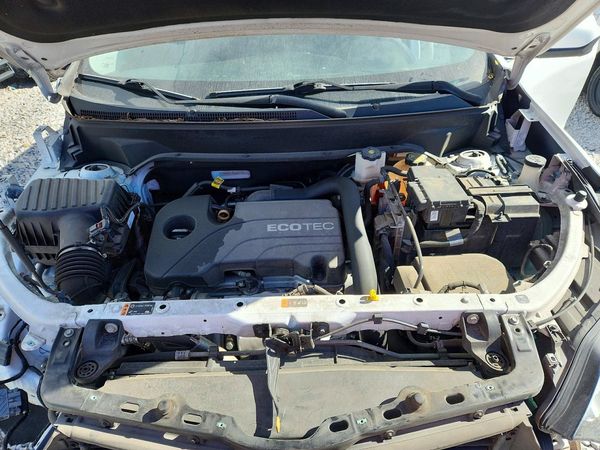 2020 CHEVROLET EQUINOX LT (1LT) — Engine bay